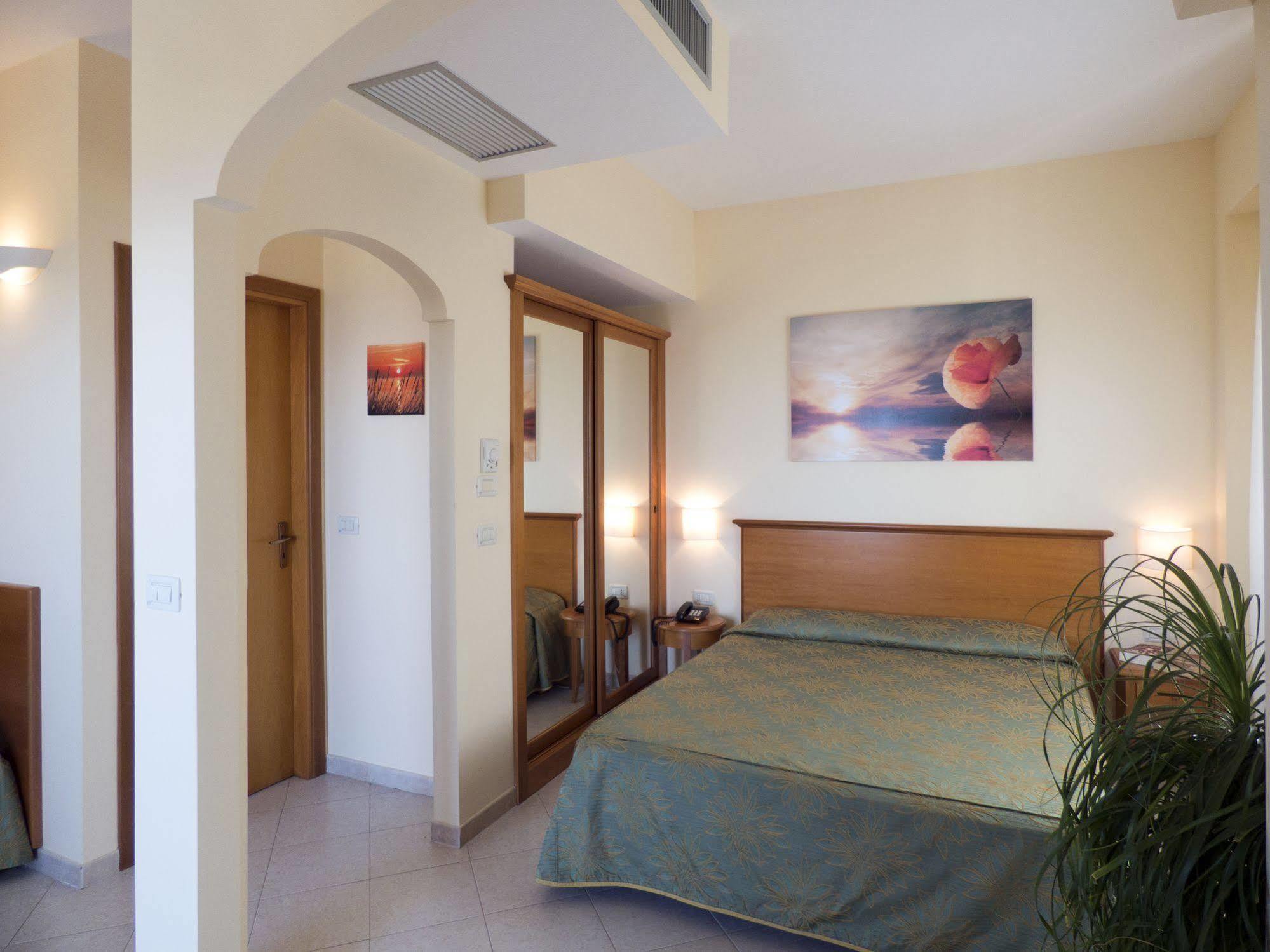 Hotel Tirreno ปาร์เกลียา ภายนอก รูปภาพ