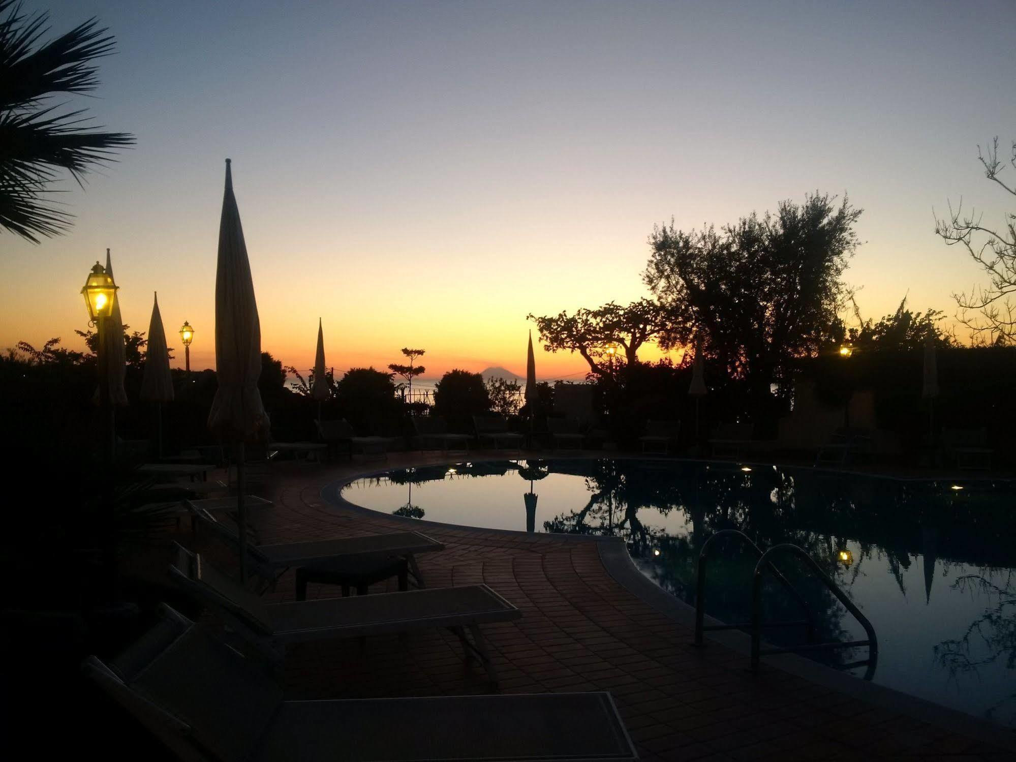 Hotel Tirreno ปาร์เกลียา ภายนอก รูปภาพ