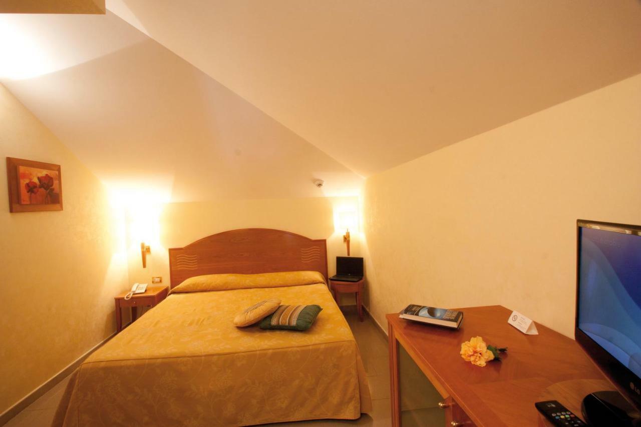 Hotel Tirreno ปาร์เกลียา ภายนอก รูปภาพ